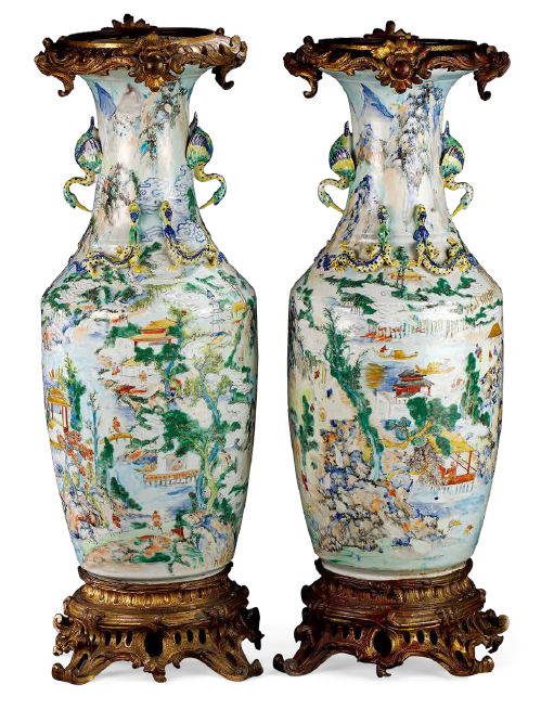 “外銷瓷”是指我國生產(chǎn)的，專門銷往國外的瓷器，清代“一口通商”時期，中國瓷器遠銷歐美，對歐美人民生活影響深遠。這一時期輸出的瓷器種類眾多，有粉彩、廣彩、青花、五彩等，器物造型及紋飾圖案既保留了中國制瓷藝術(shù)的傳統(tǒng)特征，又汲取了歐美的藝術(shù)精華，從而燒制出了大量精美的瓷器。圖為清同治廣彩風景人物紋雙鶴耳鑲銅配件大瓶（一對）。（來源：廣州十三行博物館）