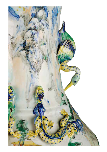 圖為清同治廣彩風景人物紋雙鶴耳鑲銅配件大瓶細節(jié)圖，頸部兩側(cè)各置一鶴耳，肩處對稱置兩對蟠螭，瓶身彩繪通景山水風景人物圖，瓶口處繪高山白云，肩部繪山川樓閣，腹部繪亭臺人物松石圖。（來源：廣州十三行博物館）