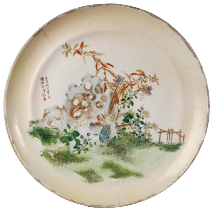 “外銷瓷”是指我國(guó)生產(chǎn)的，專門銷往國(guó)外的瓷器，清代“一口通商”時(shí)期，中國(guó)瓷器遠(yuǎn)銷歐美，對(duì)歐美人民生活影響深遠(yuǎn)。這一時(shí)期輸出的瓷器種類眾多，有粉彩、廣彩、青花、五彩等，器物造型及紋飾圖案既保留了中國(guó)制瓷藝術(shù)的傳統(tǒng)特征，又汲取了歐美的藝術(shù)精華，從而燒制出了大量精美的瓷器。圖為1909年廣彩“廣東博物商會(huì)”石景紋碟。（來(lái)源：廣州十三行博物館）