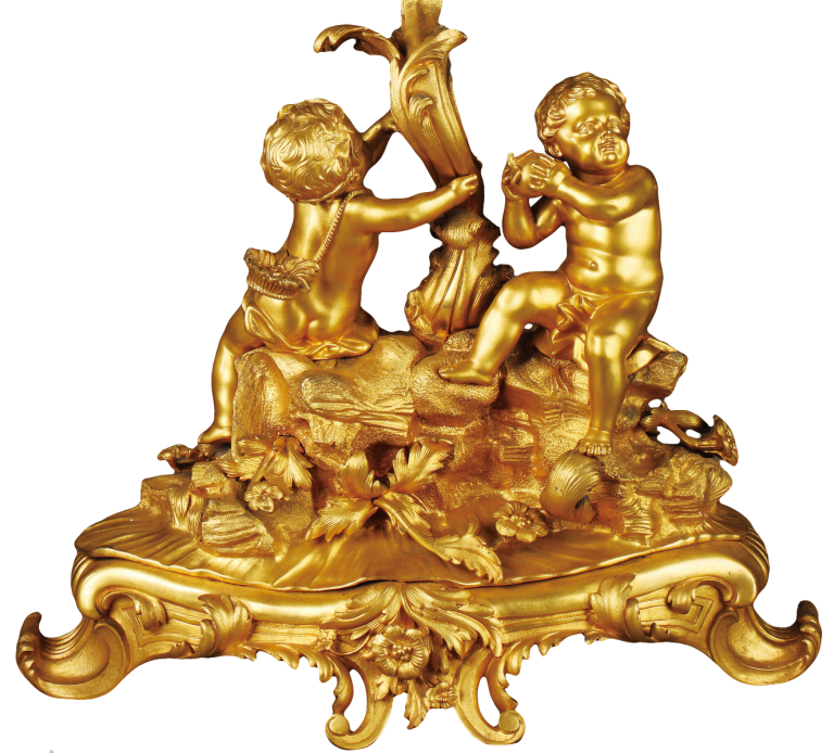 圖為清道光廣彩描金花鳥人物紋鑲天使銅座大碗細(xì)節(jié)圖，鑲銅鎏金天使造型底座，沿飾葉形銅鎏金花紋，金碧耀眼，華美無(wú)比。當(dāng)時(shí)許多廣彩瓷器出口外國(guó)后，歐洲工匠對(duì)其進(jìn)行重新裝飾改造，使之成為中西合璧的藝術(shù)品。（來(lái)源：廣州十三行博物館）