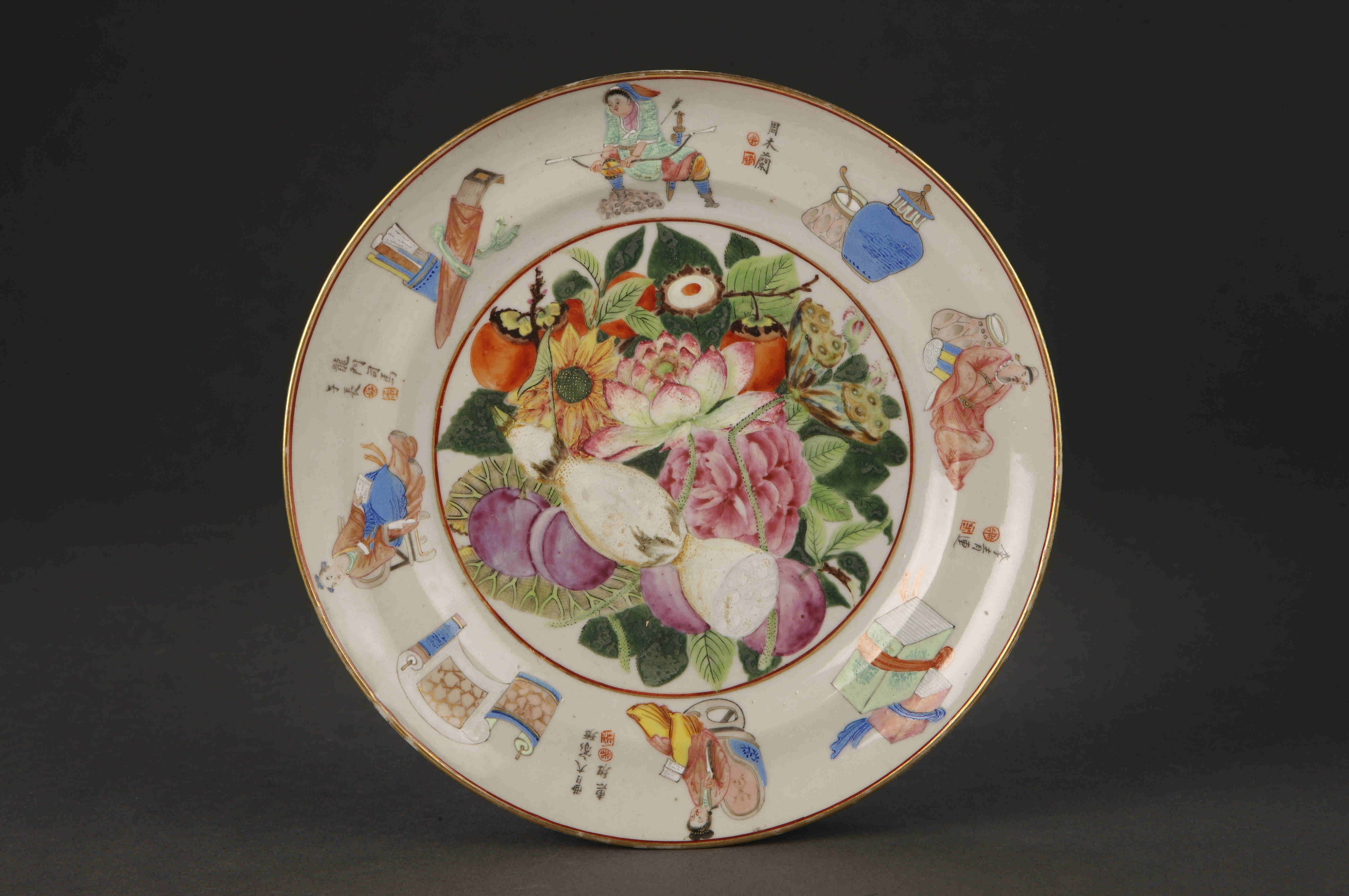 圖為清道光廣彩描金《無雙譜》花果紋碟?！稛o雙譜》又叫《南陵無雙譜》，記錄了由秦末至宋代1400多年間40位廣為中國(guó)人稱道的傳奇英雄。該類瓷器突出特點(diǎn)是既有繪畫，又有文字記載，文字主要記述所繪人物的姓名及生平事跡。（來源：廣州十三行博物館）