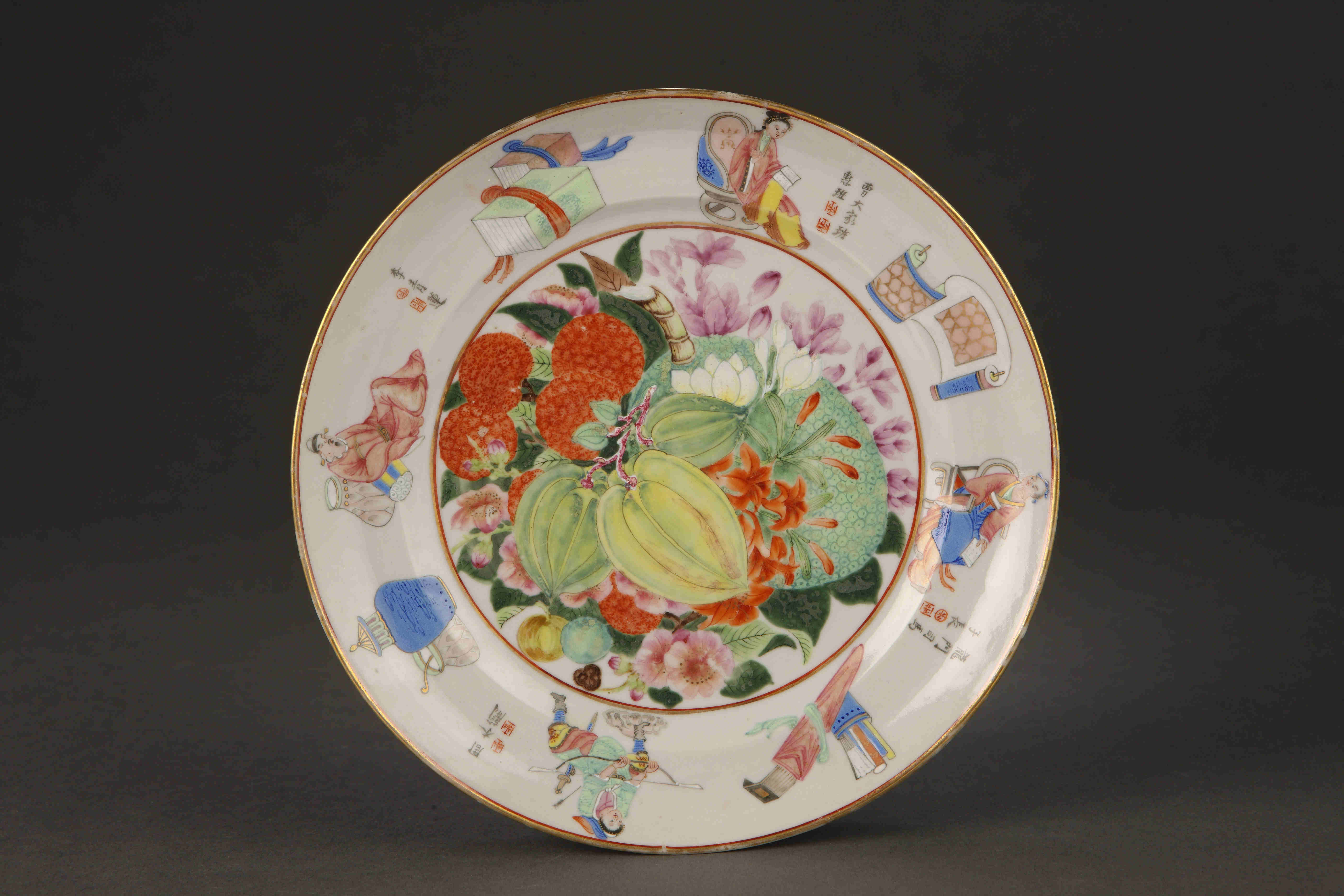 圖為清道光廣彩描金《無雙譜》花果紋碟。（來源：廣州十三行博物館）