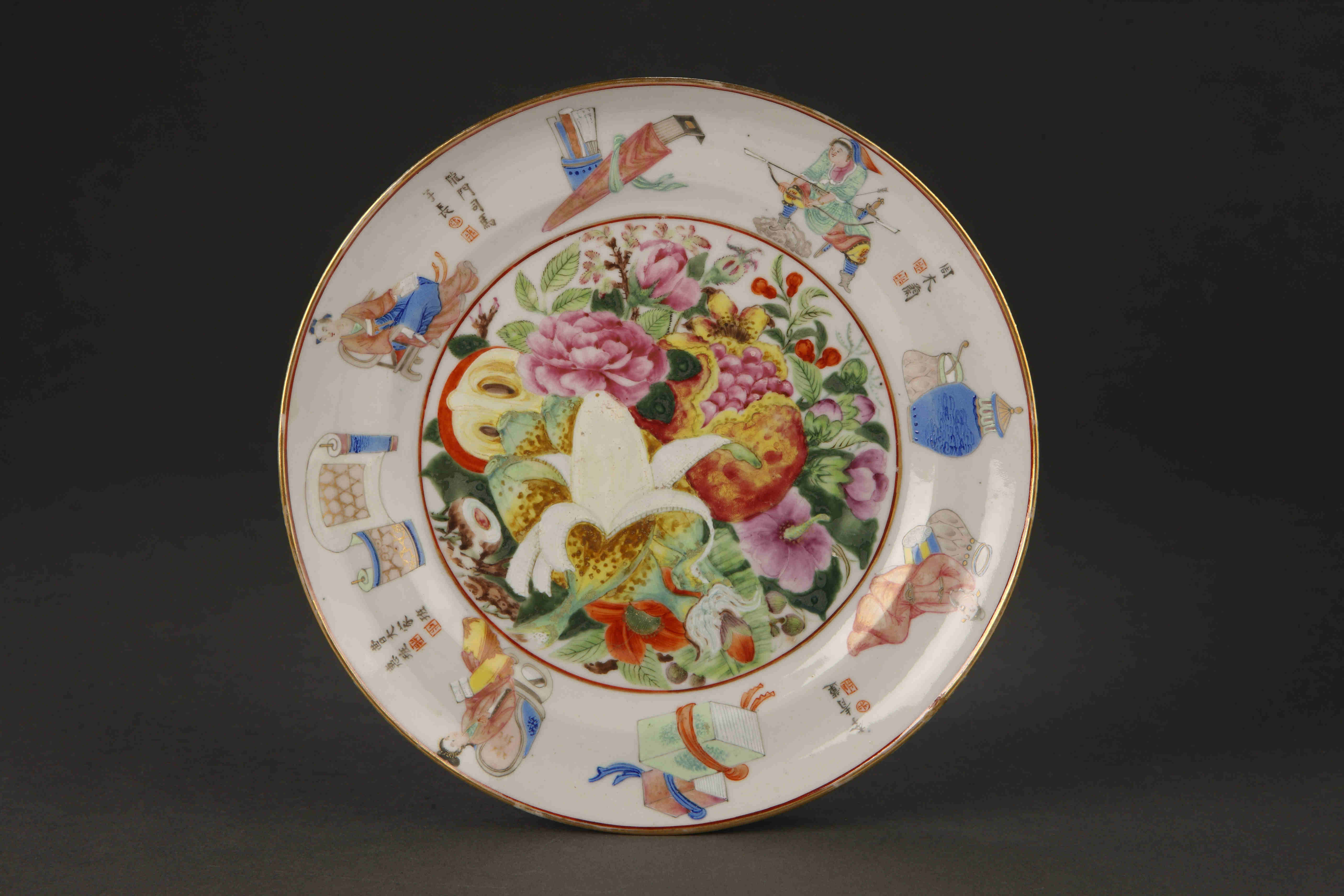 圖為清道光廣彩描金《無雙譜》花果紋碟。（來源：廣州十三行博物館）