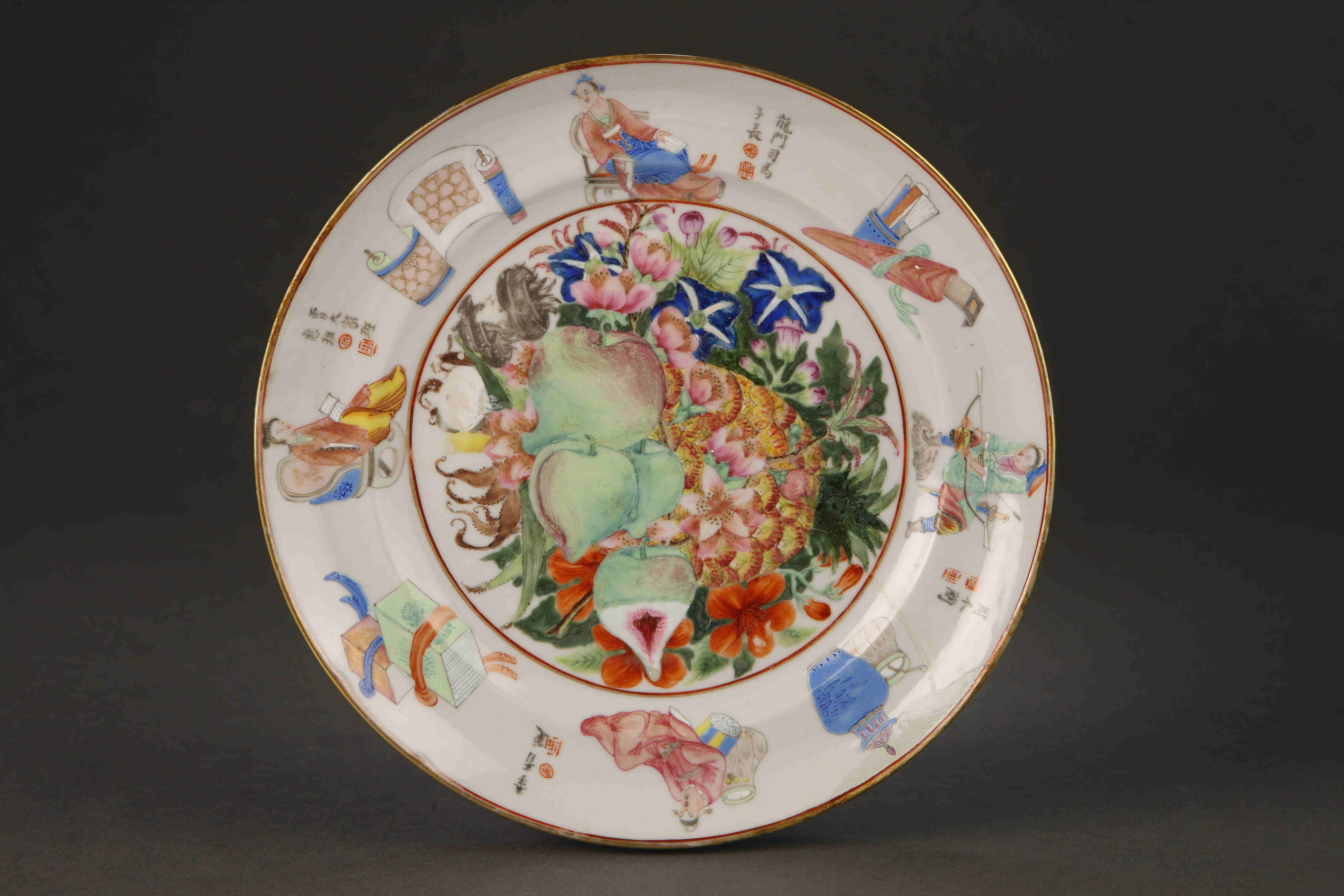 圖為清道光廣彩描金《無雙譜》花果紋碟。（來源：廣州十三行博物館）