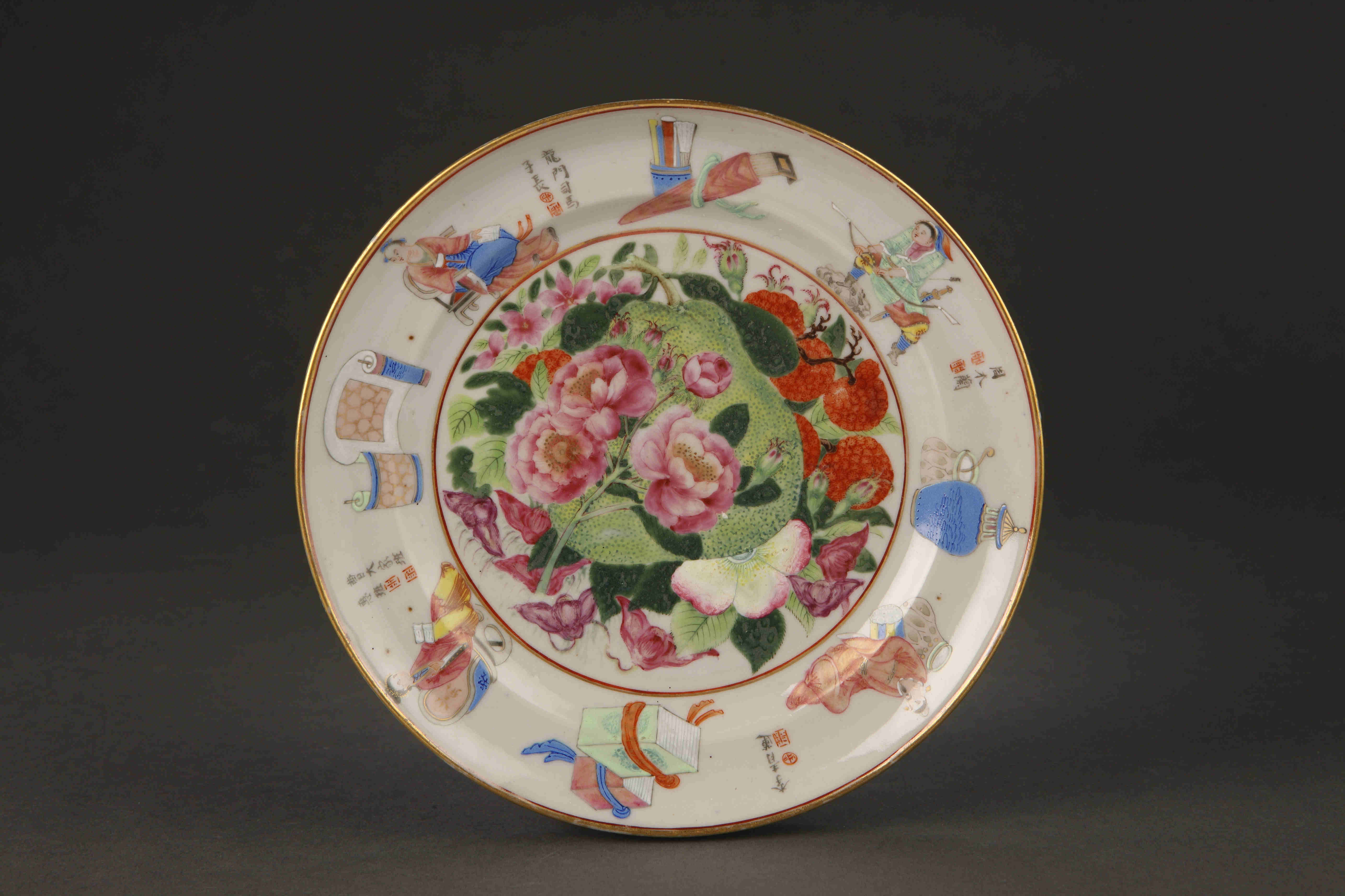 圖為清道光廣彩描金《無雙譜》花果紋碟。（來源：廣州十三行博物館）