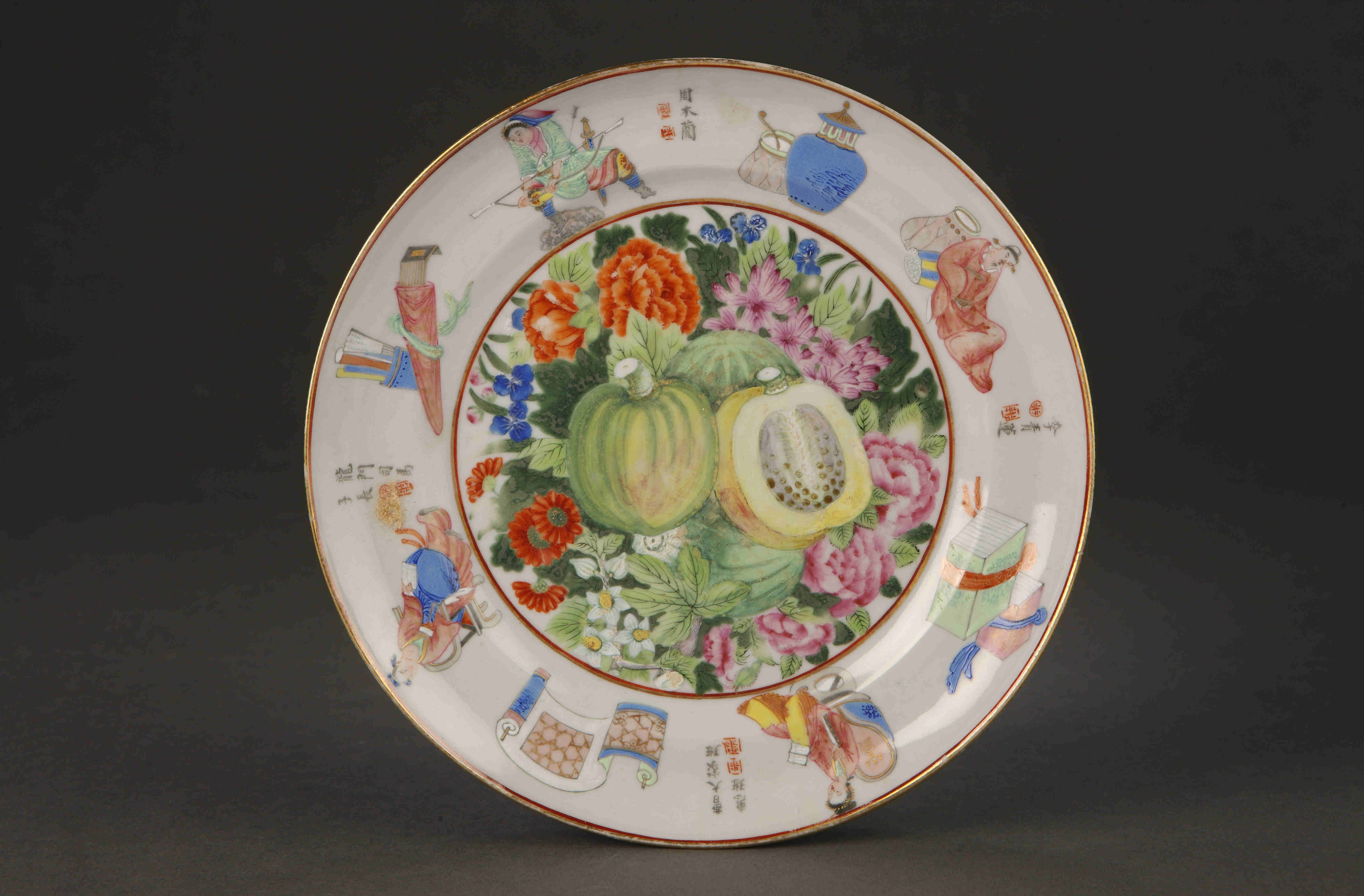 圖為清道光廣彩描金《無雙譜》花果紋碟。（來源：廣州十三行博物館）