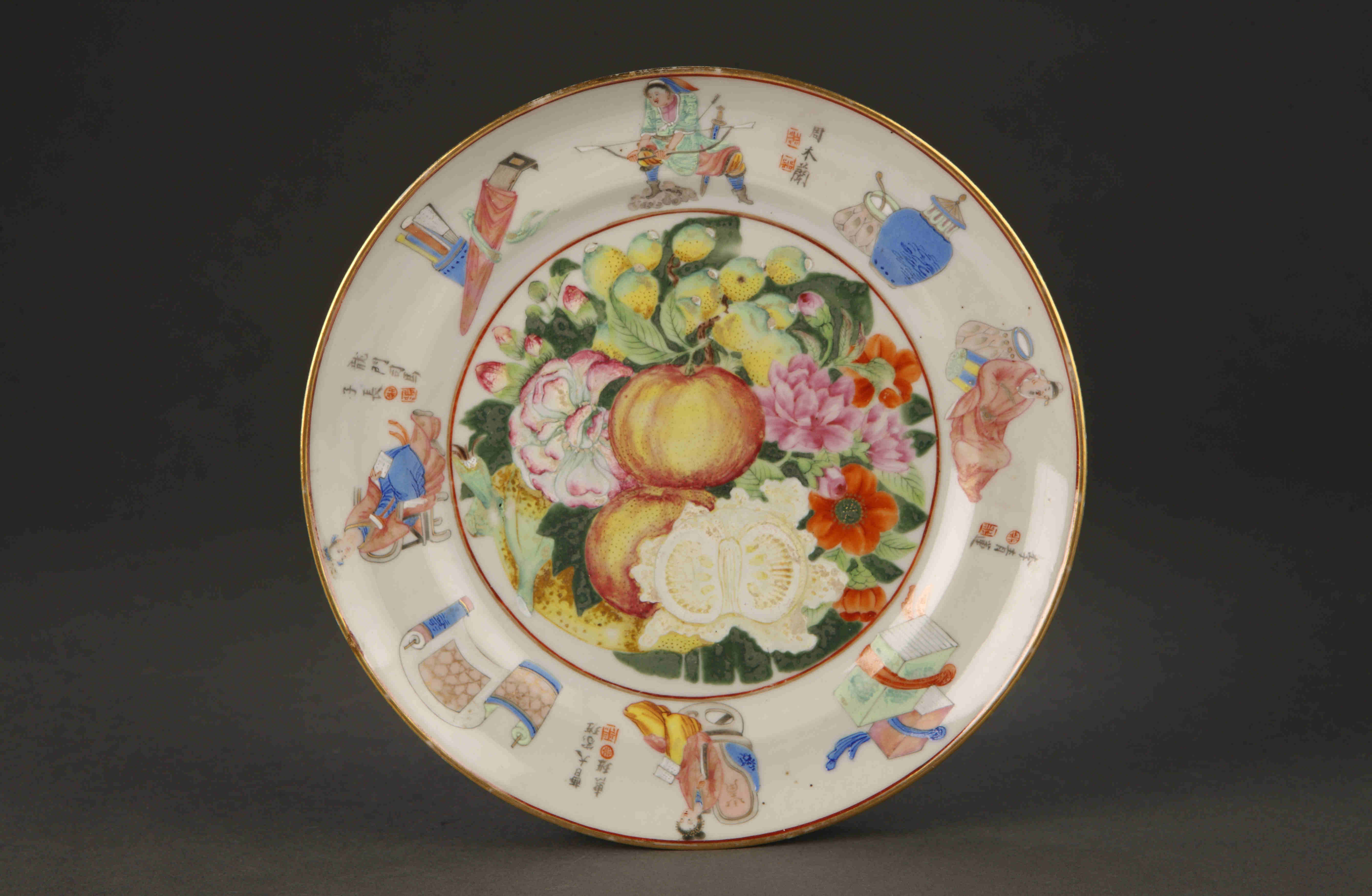 圖為清道光廣彩描金《無雙譜》花果紋碟。（來源：廣州十三行博物館）