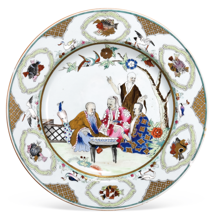 “外銷瓷”是指我國生產(chǎn)的，專門銷往國外的瓷器，清代“一口通商”時期，中國瓷器遠(yuǎn)銷歐美，對歐美人民生活影響深遠(yuǎn)。這一時期輸出的瓷器種類眾多，有粉彩、廣彩、青花、五彩等，器物造型及紋飾圖案既保留了中國制瓷藝術(shù)的傳統(tǒng)特征，又汲取了歐美的藝術(shù)精華，從而燒制出了大量精美的瓷器。圖為清中期廣彩人物紋大碟。（來源：廣州十三行博物館）