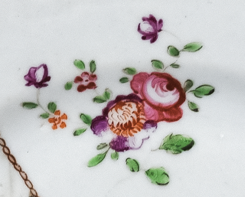 圖為清中期廣彩開光花卉人物紋碟細(xì)節(jié)圖。（來源：廣州十三行博物館）