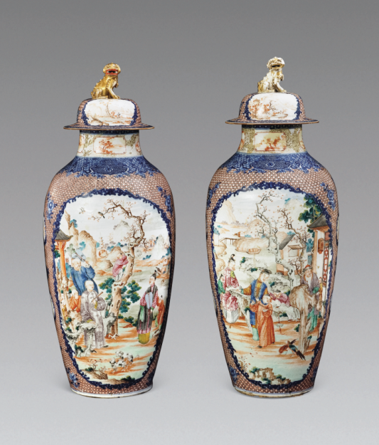 “外銷瓷”是指我國生產(chǎn)的，專門銷往國外的瓷器，清代“一口通商”時(shí)期，中國瓷器遠(yuǎn)銷歐美，對歐美人民生活影響深遠(yuǎn)。這一時(shí)期輸出的瓷器種類眾多，有粉彩、廣彩、青花、五彩等，器物造型及紋飾圖案既保留了中國制瓷藝術(shù)的傳統(tǒng)特征，又汲取了歐美的藝術(shù)精華，從而燒制出了大量精美的瓷器。圖為清中期廣彩青花錦地描金庭院人物紋獅鈕蓋瓶。（來源：廣州十三行博物館）