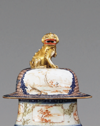 圖為清中期廣彩青花錦地描金庭院人物紋獅鈕蓋瓶細(xì)節(jié)圖，獅形鈕蓋。（來源：廣州十三行博物館）