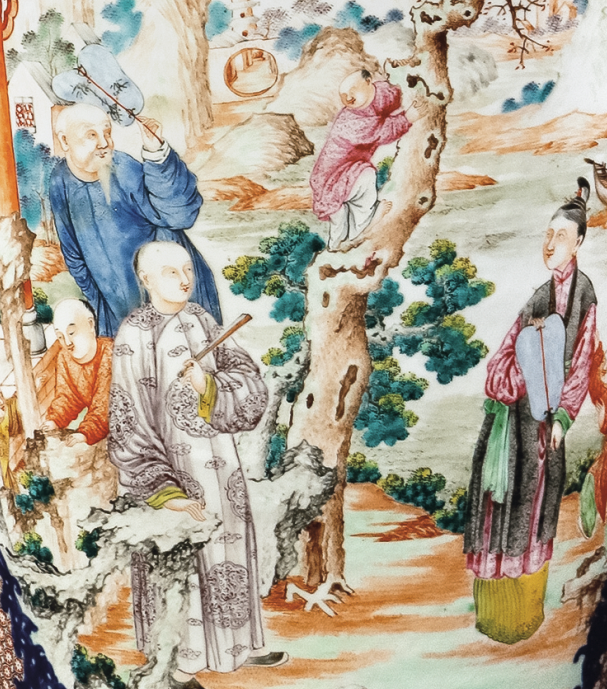 圖為清中期廣彩青花錦地描金庭院人物紋獅鈕蓋瓶細(xì)節(jié)圖，腹部開窗繪“滿大人”圖案，人物表情生動(dòng)，繪畫借鑒西洋技法，富有立體感?！皾M大人”圖案是當(dāng)時(shí)外銷瓷上較為流行的圖案，多為輕松歡愉、充滿親情的庭院生活場景。（來源：廣州十三行博物館）