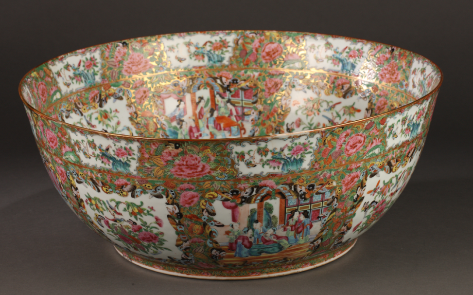 圖為清光緒廣彩描金開光花鳥人物紋潘趣大碗。外腹部以蝴蝶紋開窗間隔繪庭院仕女圖、花鳥圖，內(nèi)壁亦開窗繪庭院仕女圖、花鳥圖，碗心主題紋飾與內(nèi)壁相同，紋飾繁密，色澤艷麗。以濃烈的大紅、大綠、大金作色彩是典型的晚清廣彩裝飾風(fēng)格。（來源：廣州十三行博物館）