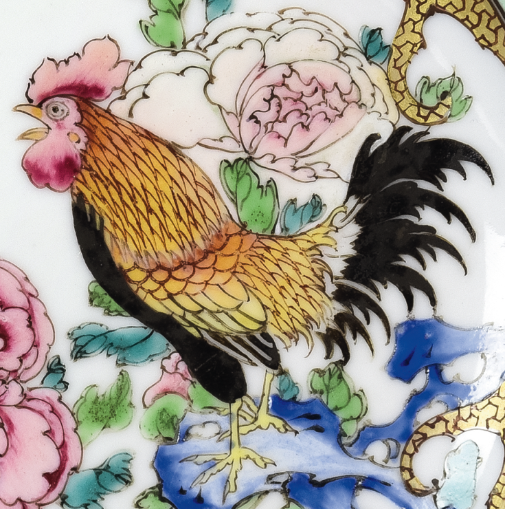 圖為清雍正廣彩“白云山人”碟細節(jié)圖，碟心繪一只高昂雄雞立于一太湖石上，雞冠高聳，引吭高鳴。（來源：廣州十三行博物館）