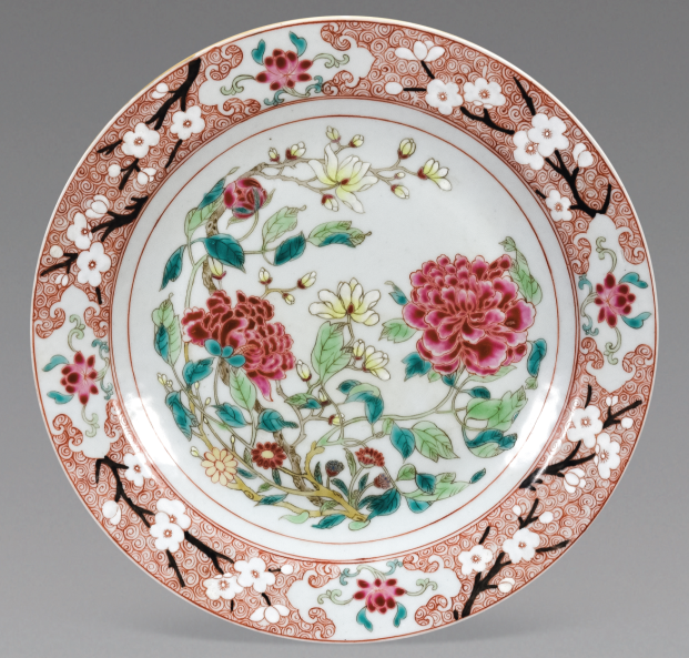 圖為清代粉彩花卉紋碟，碟沿以梅花祥云紋作地，對稱開四窗，內(nèi)繪荷花圖。此碟色彩鮮艷、構(gòu)圖飽滿，畫工嫻熟。（來源：廣州十三行博物館）