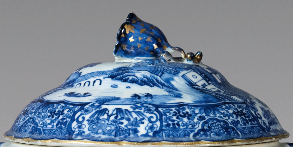 圖為清中期青花庭院山水紋花鈕蓋盅細(xì)節(jié)圖，盅蓋面繪亭臺(tái)樓閣花卉風(fēng)景紋。（來源：廣州十三行博物館）