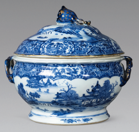 “外銷瓷”是指我國生產(chǎn)的，專門銷往國外的瓷器，清代“一口通商”時(shí)期，中國瓷器遠(yuǎn)銷歐美，對(duì)歐美人民生活影響深遠(yuǎn)。這一時(shí)期輸出的瓷器種類眾多，有粉彩、廣彩、青花、五彩等，器物造型及紋飾圖案既保留了中國制瓷藝術(shù)的傳統(tǒng)特征，又汲取了歐美的藝術(shù)精華，從而燒制出了大量精美的瓷器。圖為清中期青花庭院山水紋花鈕蓋盅。（來源：廣州十三行博物館）