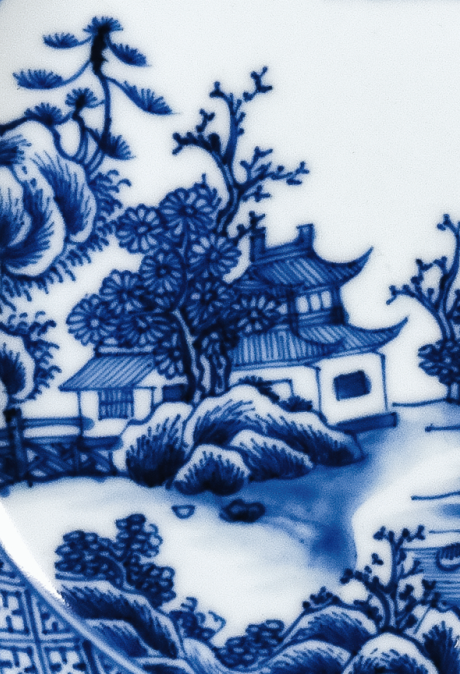 圖為清代青花山水樓閣紋碟細(xì)節(jié)圖，此碟圖案清新，格調(diào)高遠(yuǎn)，給人以恬靜清雅之感。（來源：廣州十三行博物館）