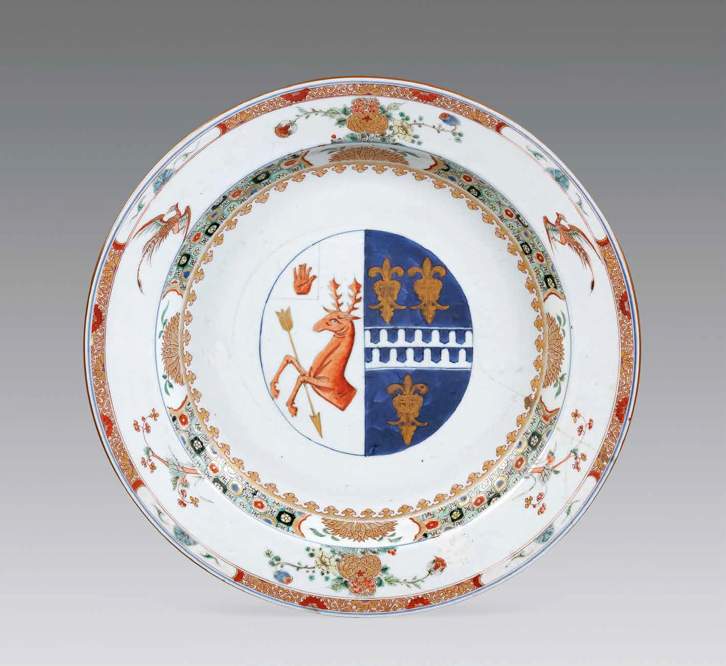 “外銷瓷”是指我國生產(chǎn)的，專門銷往國外的瓷器，清代“一口通商”時(shí)期，中國瓷器遠(yuǎn)銷歐美，對歐美人民生活影響深遠(yuǎn)。這一時(shí)期輸出的瓷器種類眾多，有粉彩、廣彩、青花、五彩等，器物造型及紋飾圖案既保留了中國制瓷藝術(shù)的傳統(tǒng)特征，又汲取了歐美的藝術(shù)精華，從而燒制出了大量精美的瓷器。圖為清康熙Decker家族和Watkins家族聯(lián)姻紋章大盤。外銷瓷中常見兩個(gè)家族組合紋章的紋章瓷，這樣的瓷器通常是為家族成員聯(lián)姻而定