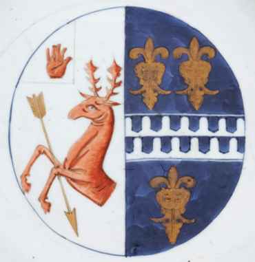 圖為清康熙Decker家族和Watkins家族聯(lián)姻紋章大盤細(xì)節(jié)圖，盤心繪英國德克爾（Decker）和沃特金斯（Watkins）家族紋章。（來源：廣州十三行博物館）