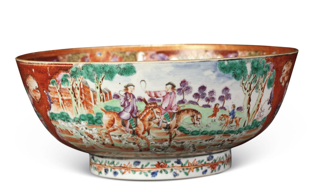 圖為清乾隆廣彩錦地開光洋人狩獵圖潘趣碗。外壁以錦地紋作地，對稱開光繪兩幅洋人狩獵圖，另開兩窗繪中式庭院人物圖，圈足飾花卉紋一周。（來源：廣州十三行博物館）