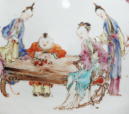 圖為清雍正廣彩人物紋長頸瓶細節(jié)圖，腹部繪仕女嬰戲圖。此器胎體潔白，畫工精美，色澤鮮明。（來源：廣州十三行博物館）