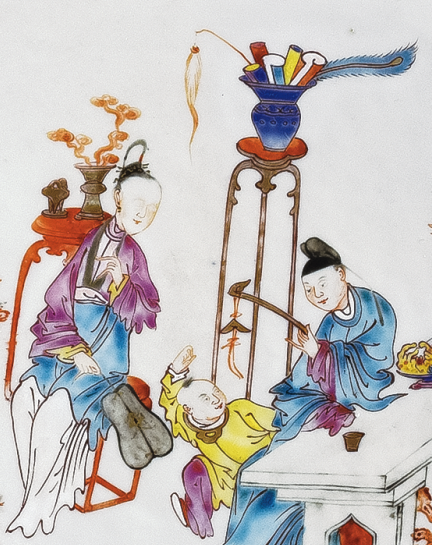 圖為清雍正廣彩嬰戲紋花口碟細節(jié)圖，碟心繪人物嬰戲圖，人物形象逼真，色彩艷麗，栩栩如生。（來源：廣州十三行博物館）