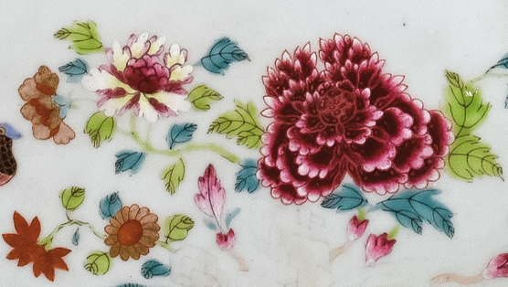 圖為清乾隆粉彩孔雀牡丹紋橢圓盤(pán)細(xì)節(jié)圖。（來(lái)源：廣州十三行博物館）