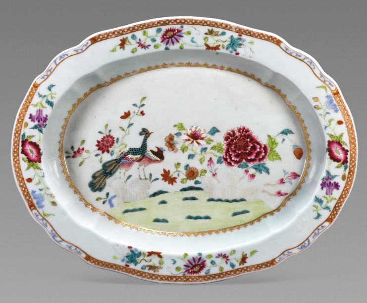 圖為清乾隆粉彩孔雀牡丹紋橢圓盤(pán)，盤(pán)沿繪四組折枝花卉圖，盤(pán)心以金彩繪瓔珞紋一周，繪孔雀牡丹紋，孔雀展屏與怒放的牡丹相映成彰，寓意吉祥如意，大富大貴。（來(lái)源：廣州十三行博物館）