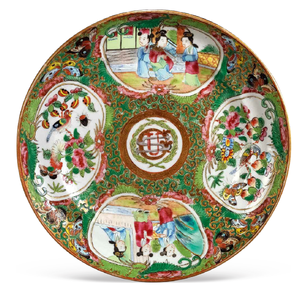 “外銷瓷”是指我國生產(chǎn)的，專門銷往國外的瓷器，清代“一口通商”時(shí)期，中國瓷器遠(yuǎn)銷歐美，對(duì)歐美人民生活影響深遠(yuǎn)。這一時(shí)期輸出的瓷器種類眾多，有粉彩、廣彩、青花、五彩等，器物造型及紋飾圖案既保留了中國制瓷藝術(shù)的傳統(tǒng)特征，又汲取了歐美的藝術(shù)精華，從而燒制出了大量精美的瓷器。圖為清末廣彩“USG”花鳥人物紋小碟。（來源：廣州十三行博物館）