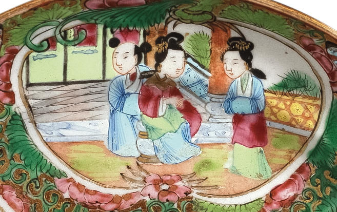 圖為清末廣彩“USG”花鳥人物紋小碟細(xì)節(jié)圖。（來源：廣州十三行博物館）